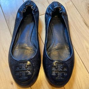 Tory Burch black/gray shiny textured leather flats metal logo size 8.5